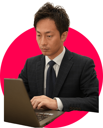 男性がPCを触っている様子