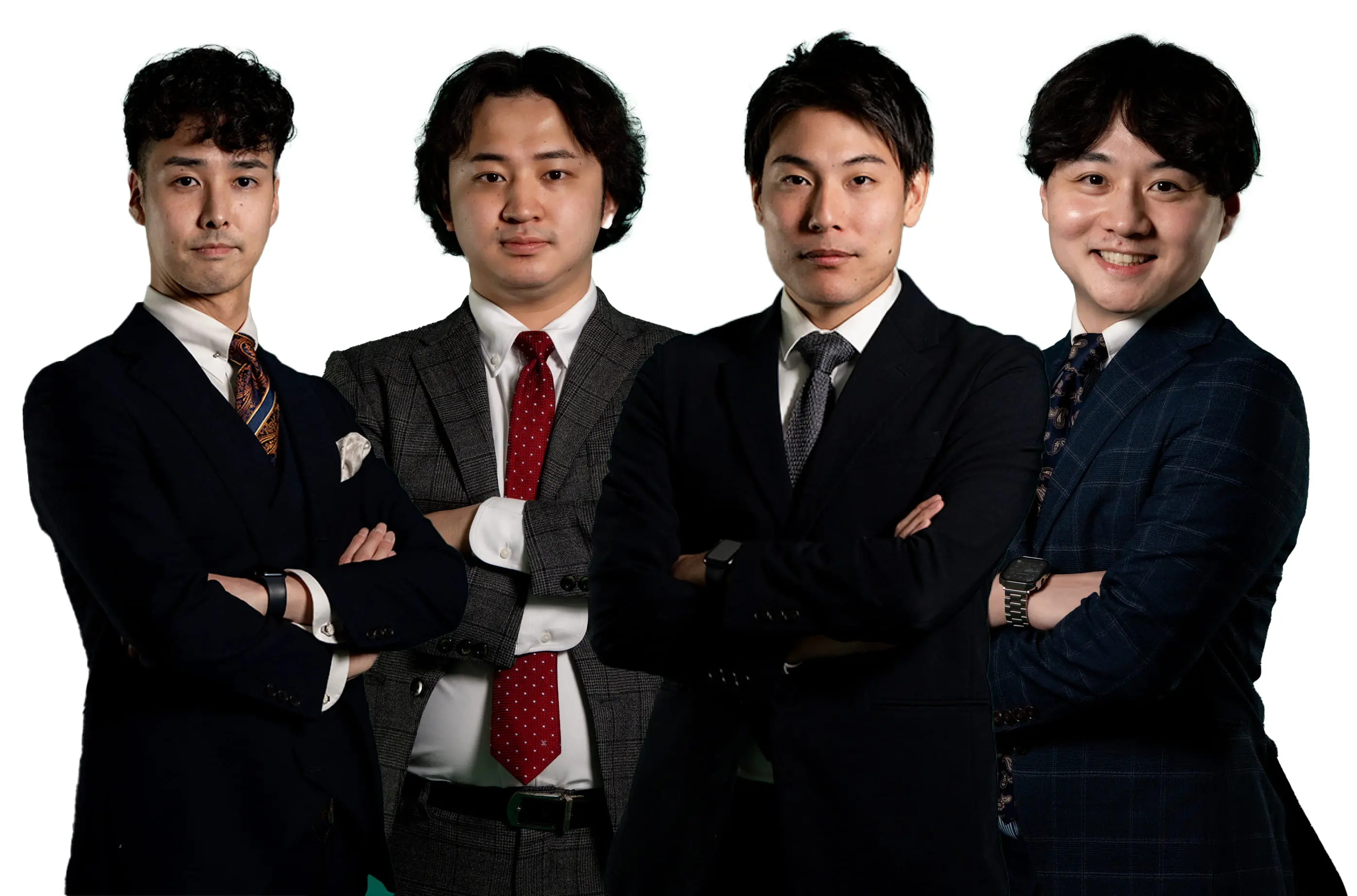 4人の男性社員が腕を組んでこちらを見ている様子